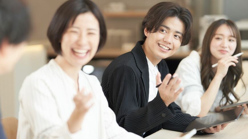 グループで打ち合わせをするビジネスパーソン