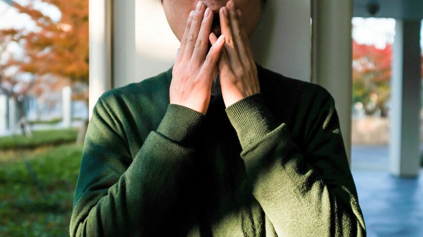 自己肯定感を低くしてしまう5つの口癖と、それを変える対策について解説します（写真：AH86／PIXTA）