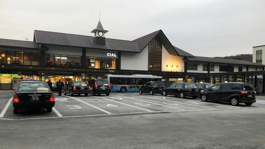 鎌倉駅東口で客を待つタクシー（筆者撮影）