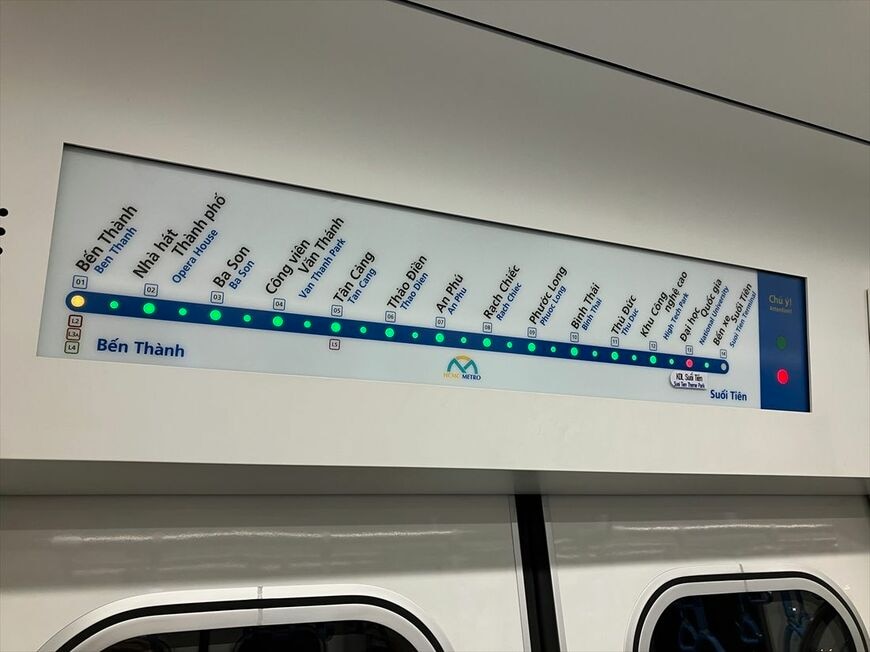 車内の電照式路線図（筆者撮影）