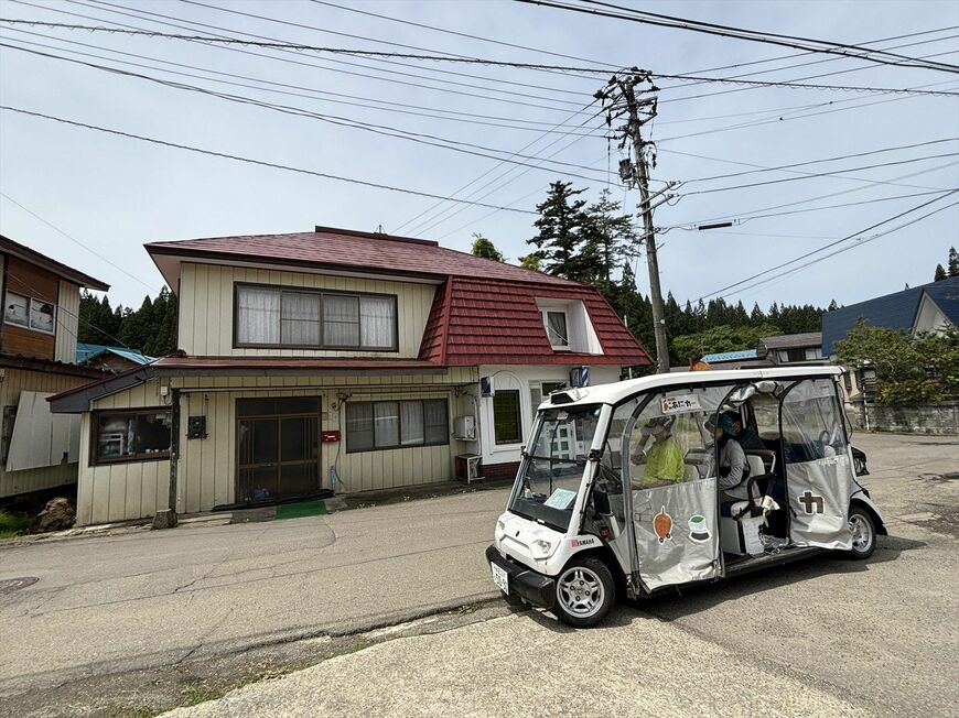 上小阿仁村の集落の中を走行する自動運転車両（筆者撮影）