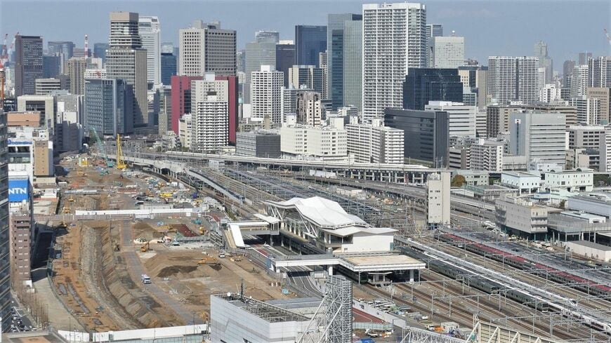 2020年3月に開業した高輪ゲートウェイ駅。画面左側地下にある泉岳寺駅と近接している（編集部撮影）