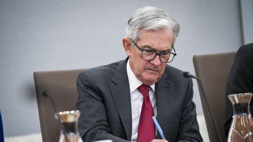 株式市場はFRBのパウエル議長の発言で下落するなど、依然不安定。それでも「潮目」は変わりつつあるようだ（写真：ブルームバーグ）