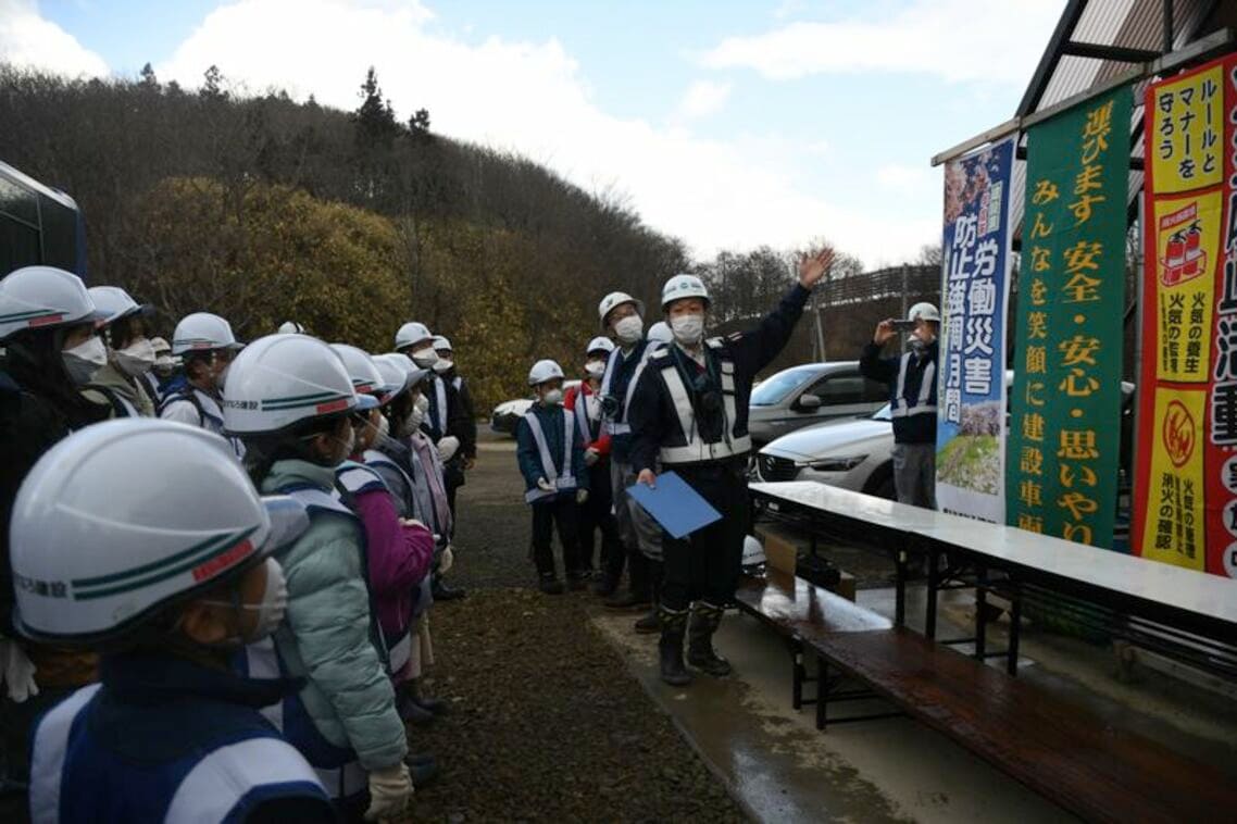 子供たちがトンネルに入る前に注意事項を説明