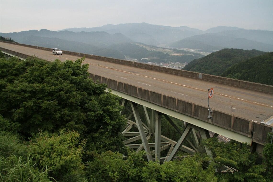 中部縦貫自動車道、油坂峠道路（写真：KAT / PIXTA）