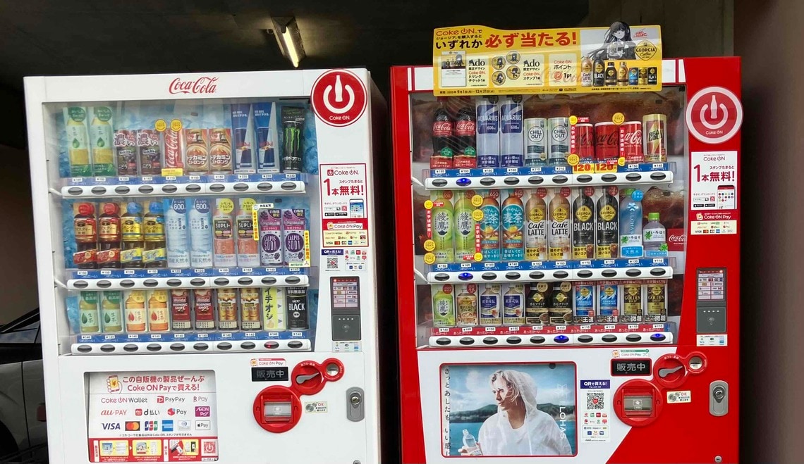 都内に設置されたコカ・コーラの自販機は、Coke ON Passの表示が目立っていた（筆者撮影）
