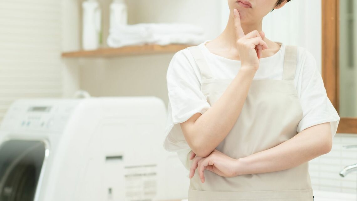 トイレなどで重宝する芳香剤入り消臭剤。嫌なにおいだけ消して良いにおいを消さないのは不思議です（写真：Xeno／PIXTA）