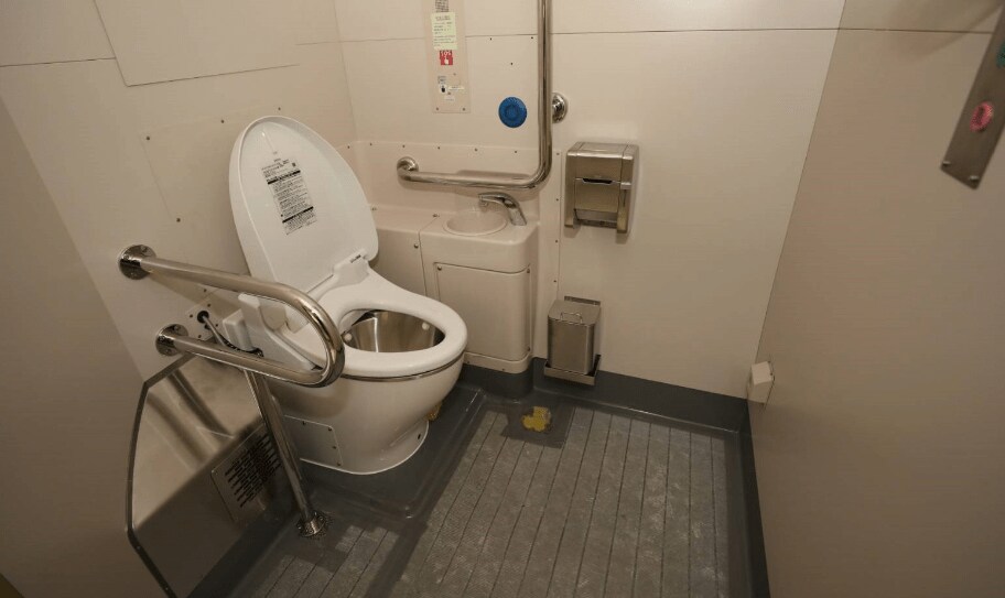 20次車のバリアフリー対応トイレ=2021年1月（写真：京急電鉄）