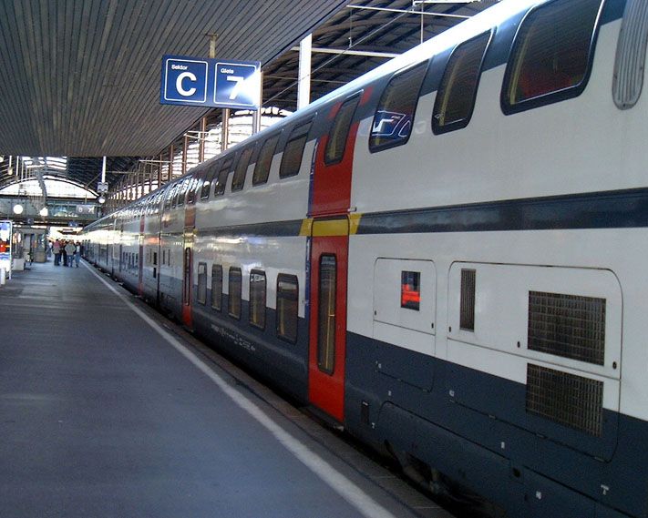 スイスで都市間輸送の主力となっている客車IC2000も2階建て車だ（撮影：南正時）