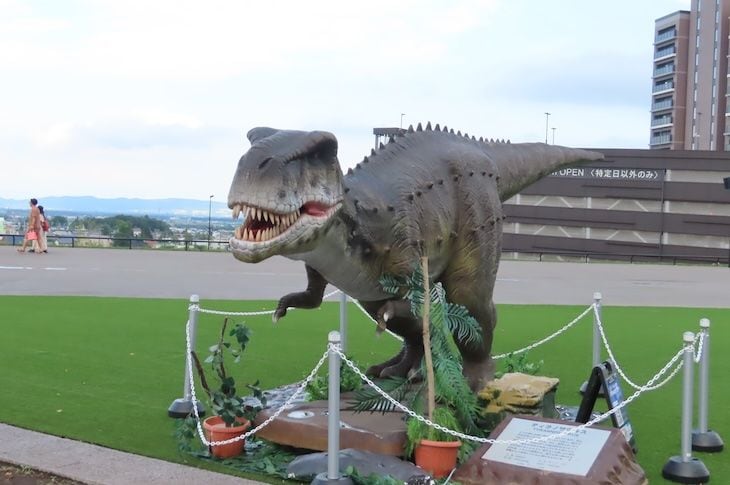 恐竜のモニュメントも増えたエスコンフィールド（写真：筆者撮影）