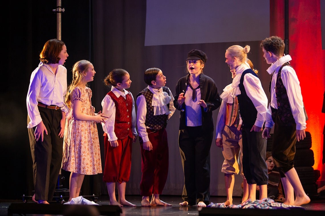 ドラゴン・スクールのドラマ（演劇）の授業の様子