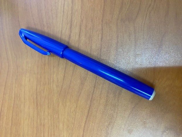 愛用している「ぺんてるサインペン」青色。企画出しの際に重宝