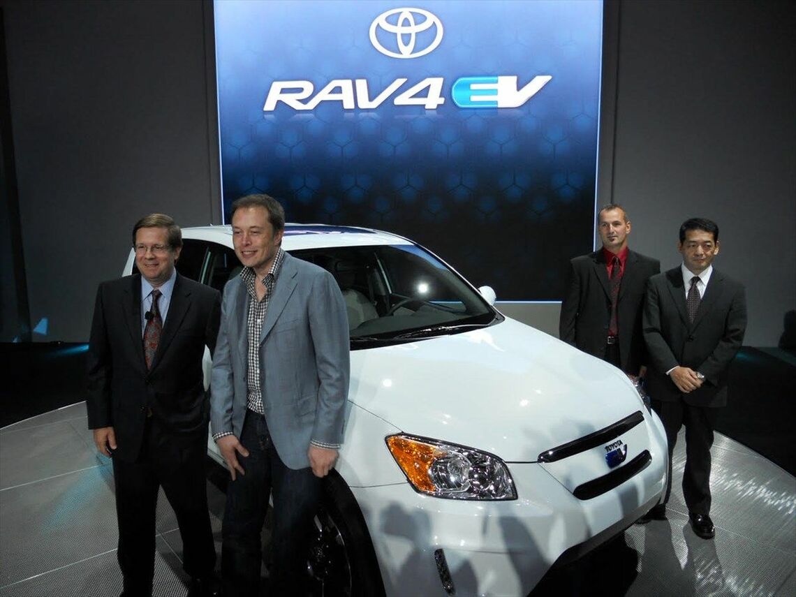 2011年米ロサンゼルスモーターショー。トヨタと技術提携し「RAV4 EV」をお披露目するテスラのイーロン・マスクCEOとトヨタ関係者ら（筆者撮影）