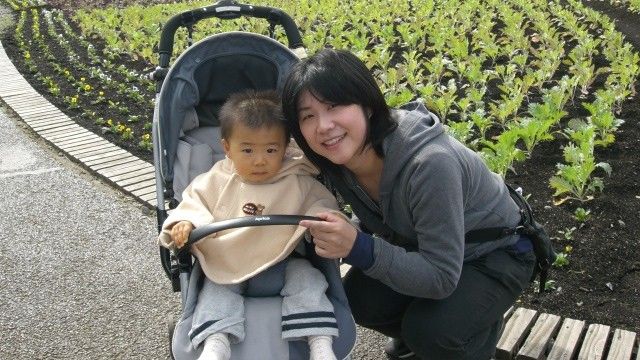 田中麻衣子さん。17年前、息子とともに（写真：本人提供）