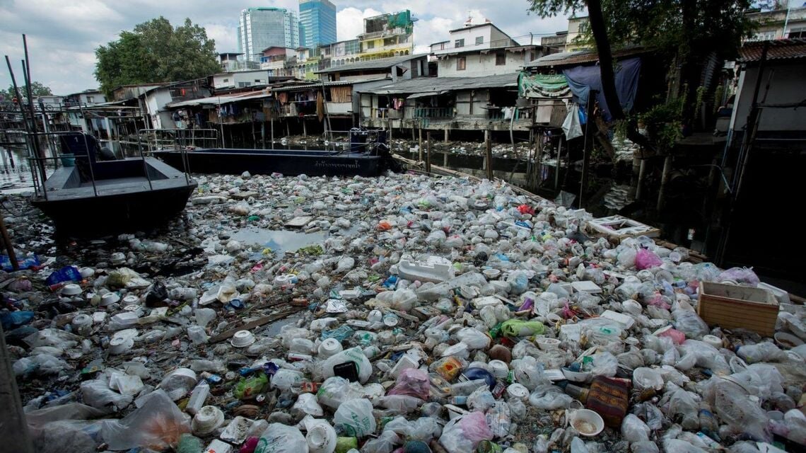 タイの首都バンコクの運河を埋め尽くすプラスチックごみ（提供：グリーンピース）