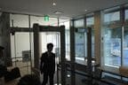 手荷物検査の後、金属探知機へ