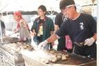 当日3時にとれたホタテを焼く、石巻・雄勝の漁師さんたち