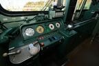 運転席にはアナログ式のメーターが並ぶ