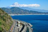 旧東海道、東海道線、国道1号線、東名高速道路がすべて並走する薩埵峠（写真：traway / PIXTA）