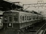 1960年頃の登戸駅。当時は相対式ホーム2面2線で高架ではなく盛土構造の駅だった。停まっている電車は2200形（写真：小田急電鉄）