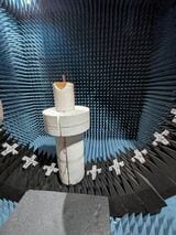 電波暗室の壁一面に電波吸収材の三角錐が並ぶ（筆者撮影）