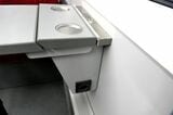 テーブル下部に見える黒い部分が電源ソケット（筆者撮影）