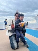 子どもと楽しい時間を過ごす東島さん（写真：東島さん提供）