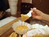 いっぱいはちみつをパンケーキに浸して食べる幸せ（写真：筆者撮影）