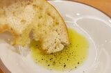 フォッカチオは割って軽くトーストしただけの、シンプルなパン。オリーブオイル・塩・黒胡椒で素材の味を楽しみながらいただきます（筆者撮影）