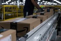 消費者価格に転嫁されるアマゾンの販売手数料 販売業者に5％の燃料･インフレ手数料を課す