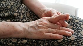 【ピークは60代】しびれ､腫れ､変形…中高年女性を悩ます《手指の不調》が起きる意外な要因と､正しい向き合い方