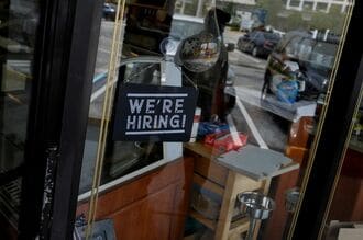5月の米雇用250万人増､失業率は13.3％に改善