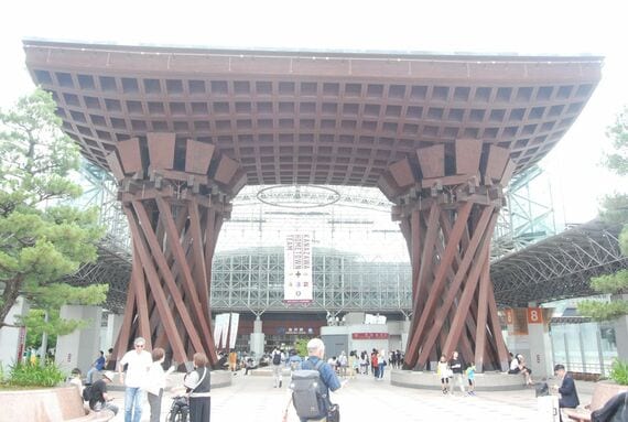 金沢駅の玄関口・鼓門