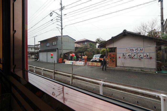 沿線の随所で住民によるお出迎えが見られた