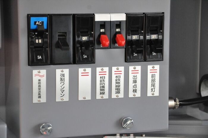 列車無線のスイッチにも「相鉄」の文字が見える