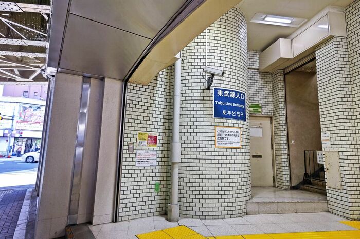 駅北口の円柱のような部分が屋上に通じる