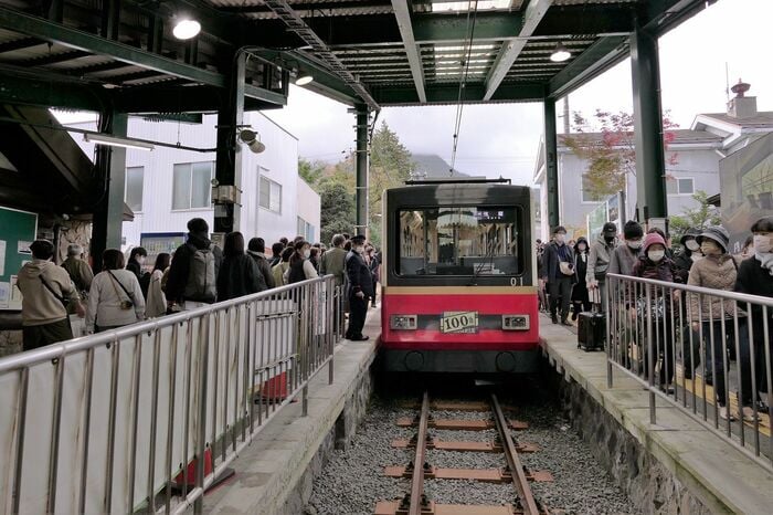 強羅駅は登山電車からの乗り継ぎ客でにぎわう
