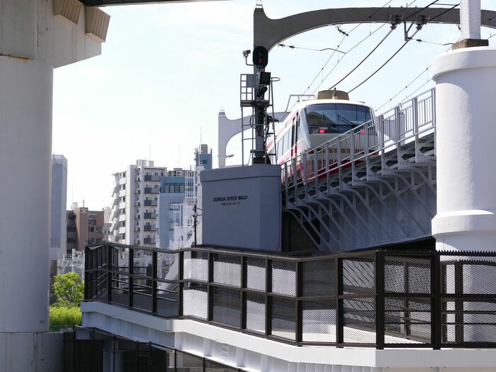 橋梁の東端。歩行者通路はスロープになっている