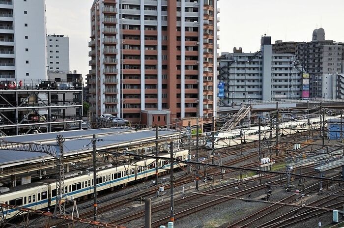屋上からはロマンスカーをはじめとする列車を