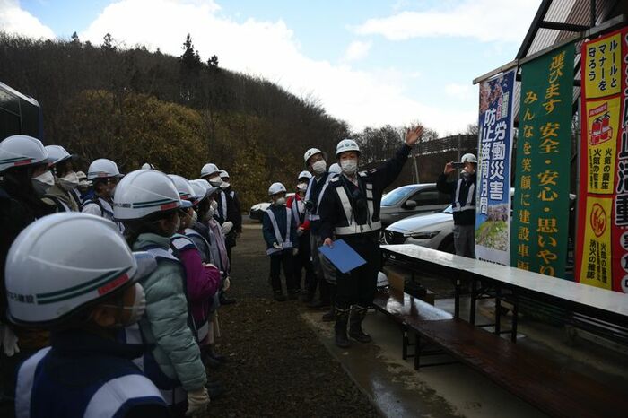 子供たちがトンネルに入る前に注意事項を説明