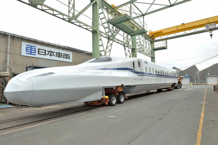 陸送用の台車に載ったN700S量産車の先頭車