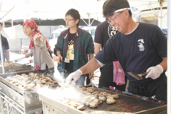 当日3時にとれたホタテを焼く、石巻・雄勝の漁師さんたち