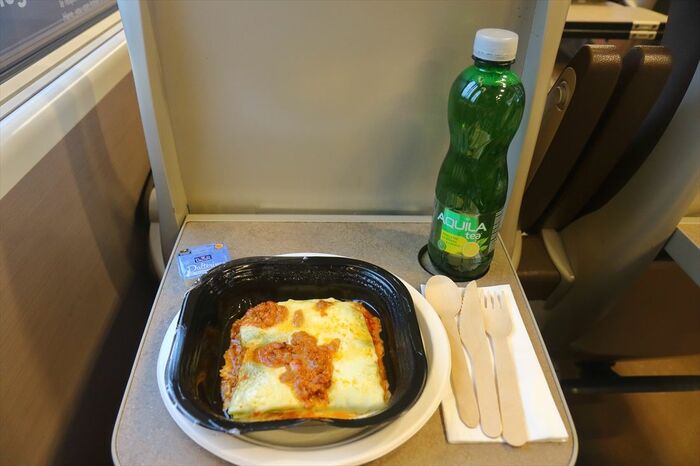 車内では軽食以外に温かい料理も提供される