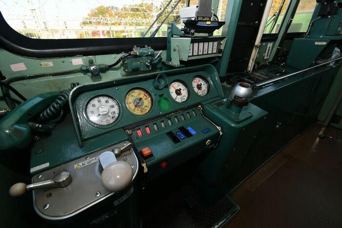 運転席にはアナログ式のメーターが並ぶ