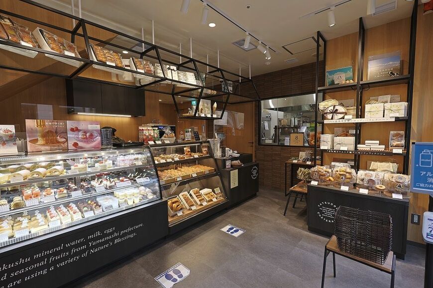 「Chateraise PREMIUM YATSUDOKI（ヤツドキ）」汐留日テレプラザ店の店内。2階にはイートインスペースも（撮影：尾形文繁）