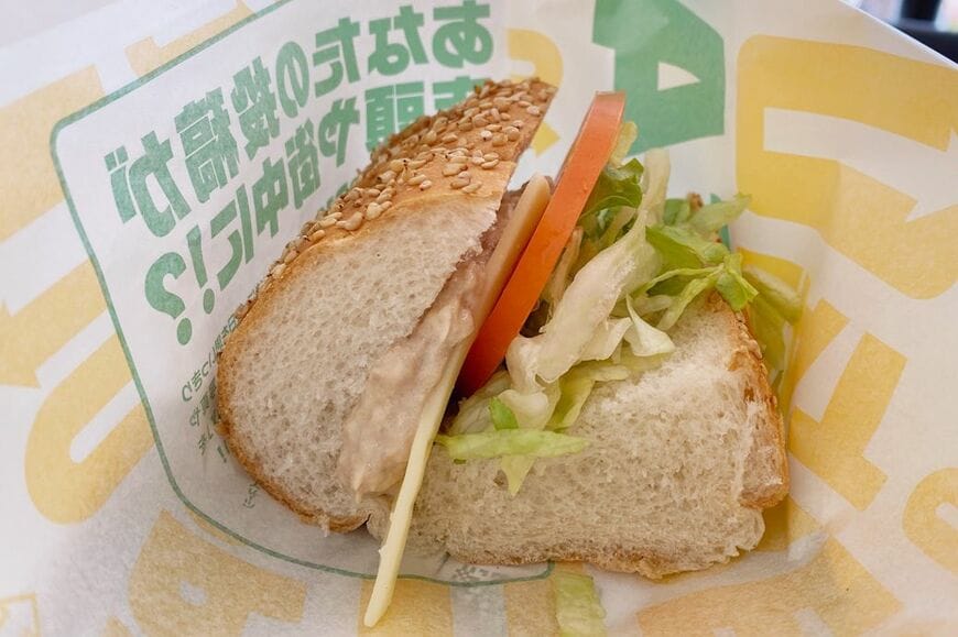 サンドイッチのパンは幅は7.5センチのハーフサイズですが厚みがあり、想像以上にお腹にずっしりきます（写真：著者撮影）
