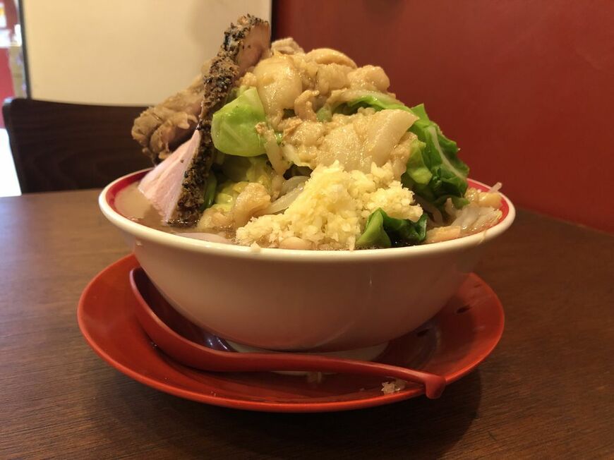 こちらが「まるじろう」。インパクト大の一杯だ。写真は2024年3月取材時のもの（筆者撮影）