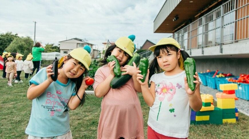 園児は自分で野菜を収穫する（写真：キッチハイク）
