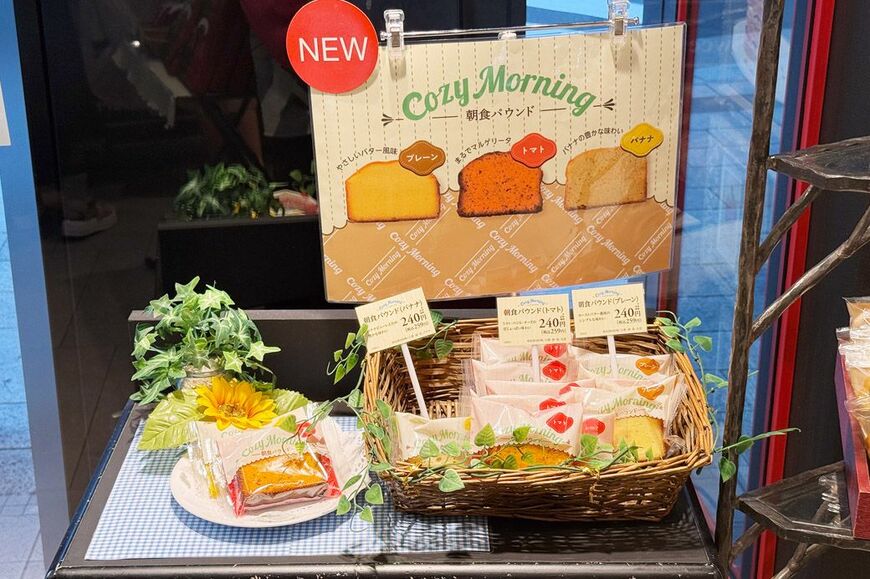 銀座コージーコーナー本店の店内ディスプレイ。パウンドケーキがレイアウトされていました（筆者撮影）