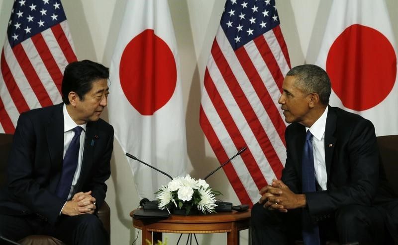 　１２月２７日、日米首脳は米ハワイ・真珠湾のアリゾナ記念館を慰霊のために訪問し、。安倍首相は、同地から始まった戦いが奪った全ての命に哀悼の誠をささげると述べた。アリゾナ記念館での両首脳（２０１６年　ロイター/Kevin Lamarque）